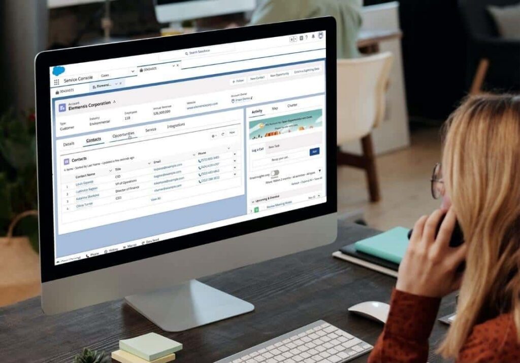 Eine Frau, die das CRM-System auf einem Desktop-Computer benutzt