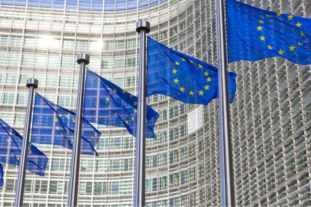 EU-Flaggen vor dem Hintergrund des Gebäudes